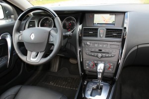 Cockpit des Renault Latitude dCi 175 FAP