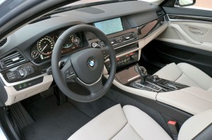 Das Cockpit des BMW Active Hybrid 5