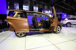 Ford B-Max zeigt sich auf einer Automesse