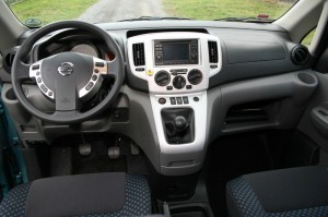 Das Cockpit des Nissan NV200 Evalia dci90