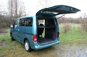 Platz bietet der Nissan NV200 Evalia dci90 für die Koffer reichlich