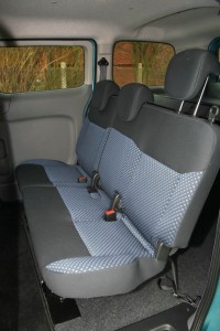 Sitze für die Fondpassagiere im Nissan NV200 Evalia dci90