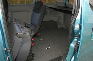 Durch umklappen der Sitze im Nissan NV200 Evalia dci90 entsteht mehr Laderaum