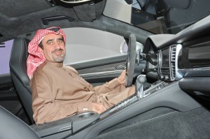 Scheich sitzt im Porsche Panamera GTS