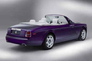 In der Heck und Seitenansicht: Rolls-Royce Phantom Drophead Coupe Bespoke-Design