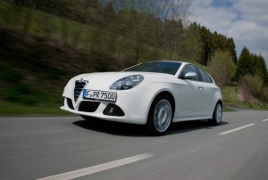 Alfa Romeo Giuletta in der Farbe Weiß im Fahrbericht