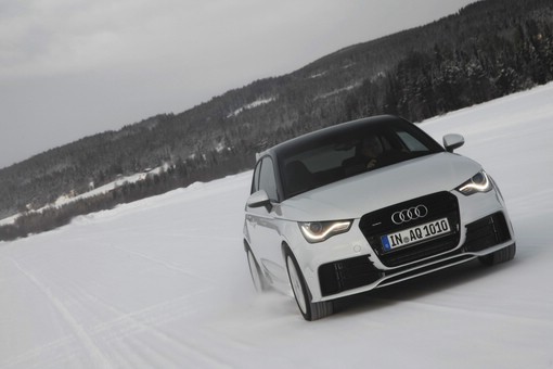 Der Audi A1 quattro im Winter im Schnee