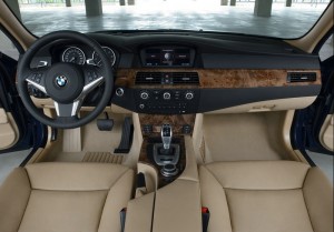 Das Armaturenbrett des BMW 5er Touring
