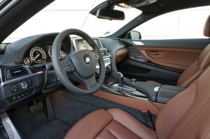 Das Cockpit des BMW 640d xDrive - Ledersitze, Navi