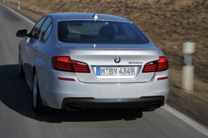 Der BMW M550d Performance xDrive präsentiert sich von hinten