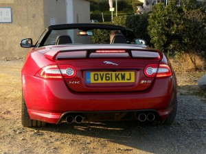 Raubtier Jaguar XKR-S Cabriolet präsentiert sich von hinten