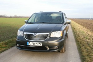 Der Lancia Voyager 2.8 CRD wiegt fast 2.2 Tonnen und leistet 163 PS