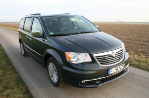 Der Lancia Voyager 2.8 CRD in der Frontansicht