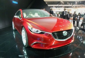 Der Mazda Takeri auf einer Automesse in der Frontansicht