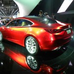 Hier zeigt sich der Mazda Takeri auf einer Automesse