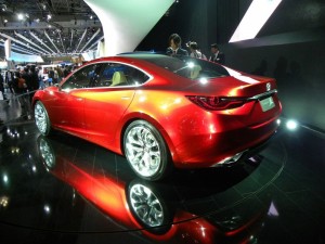 Hier zeigt sich der Mazda Takeri auf einer Automesse