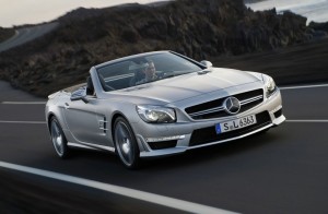 Der Mercedes-Benz SL 63 AMG geöffnet (Fahraufnahme)
