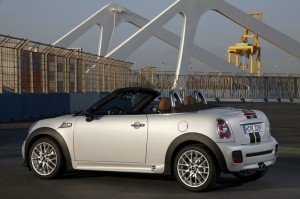 Mini Roadster in der Heck und Seitenansicht geöffnet