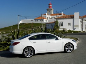 Der Opel Insignia Biturbo als Limousine in der Farbe Weiss in der Seitenansicht