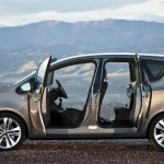 Der Opel Meriva in der Seitenansicht - Türen geöffnet