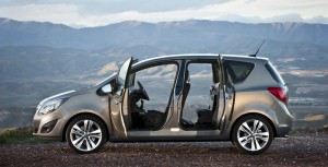 Der Opel Meriva in der Seitenansicht - Türen geöffnet