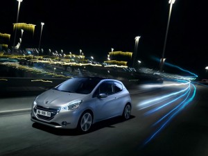 Der neue Peugeot 208 im Dunkelheit (Fahraufnahme)