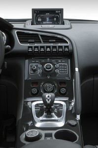 Die Mittelkonsole des Hybridautos Peugeot 3008 HYbrid4