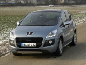 Der Front des Kompaktvan Peugeot 3008 Hybrid4
