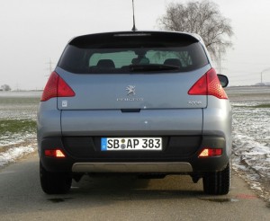 Die Heckpartie des ersten Diesel-Hybrid-Fahrzeuges Peugeot 3008 Hybrid4