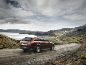 Peugeot 508 RXH Hybrid4 präsentiert sich in der Heck- und Seitenansicht