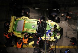 Der Rennwagen Porsche 911 GT3 RSR von Manthey Racing beim 24h Rennen