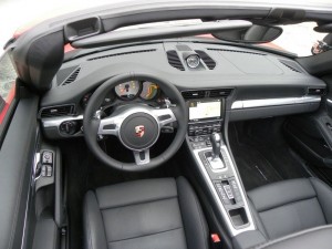 Das Armaturenbrett im Porsche Carrera Cabrio 2012