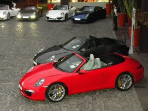 Porsche Carrera Cabrio in der Farben Rot und Schwarz