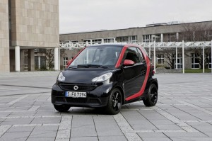 Der Smart Fortwo als Sonderedition Sharpred in der Frontansicht