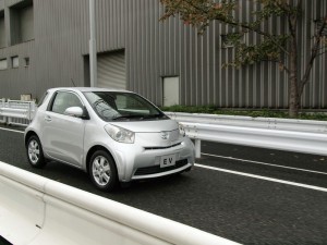 Der Prototyp des Toyota iQ EV in Silber