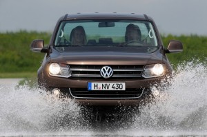 Der VW Amarok in der Frontansicht - im Wasser