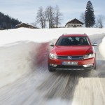 VW Passat Alltrak bei Testfahrten im Winter