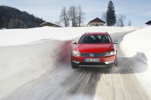 VW Passat Alltrak bei Testfahrten im Winter
