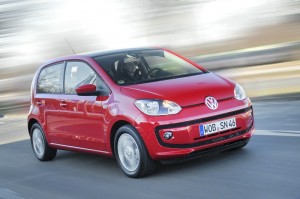 VW Up als Fünftürer in der Farbe Rot