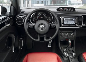 Das Cockpit des neuen VW Beetle