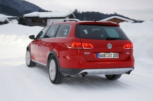 Der Volkswagen Passat Alltrak 2.0 TSI in Rot