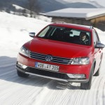 Der Volkswagen Passat Alltrak im Schnee in der Frontansicht