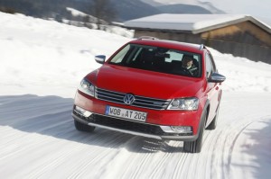 Der Volkswagen Passat Alltrak im Schnee in der Frontansicht