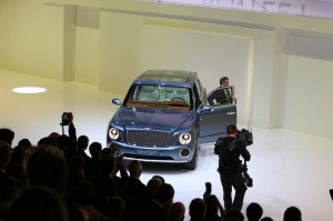 Der Bentley EXP 9F in Genf in der Frontansicht