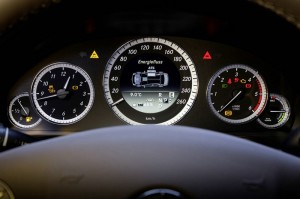 Rundinstrumente des Mercedes-Benz E 300 Blue Tec Hybrid