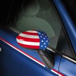 Der Außenspiegel des Fiat 500 America mit US-Fahne