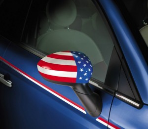 Der Außenspiegel des Fiat 500 America mit US-Fahne
