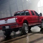 Der Ford F-Serie Platinum in der Seiten- Heckansicht in Rot