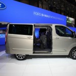Der Ford Transit Tourneo Custom in der Seitenansicht