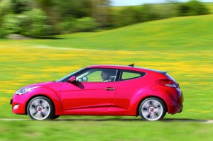 Der Hyundai Veloster in der Seitenansicht (Fahraufnahme)